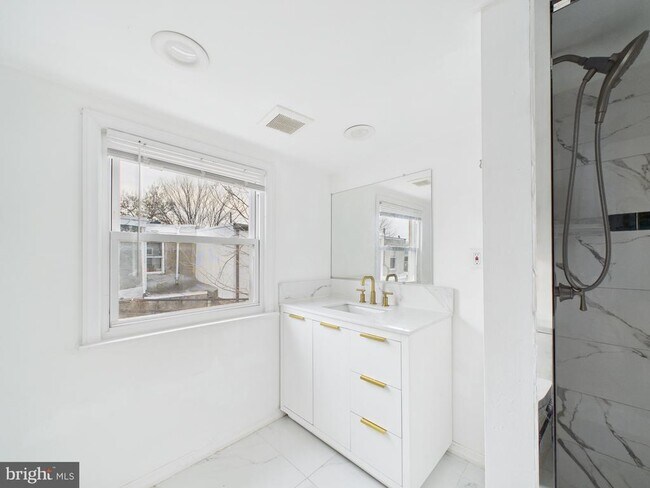 Foto del edificio - 628 McClellan St