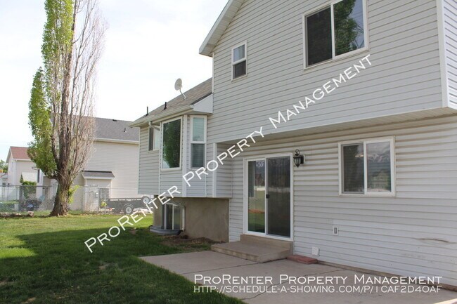 Building Photo - Great 4 Bed, 3.5 Bath Clearfield Home