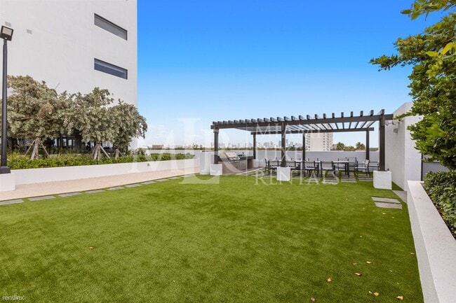 Building Photo - Studio, 1 bath Condo - 3180 Coral Way Spac...