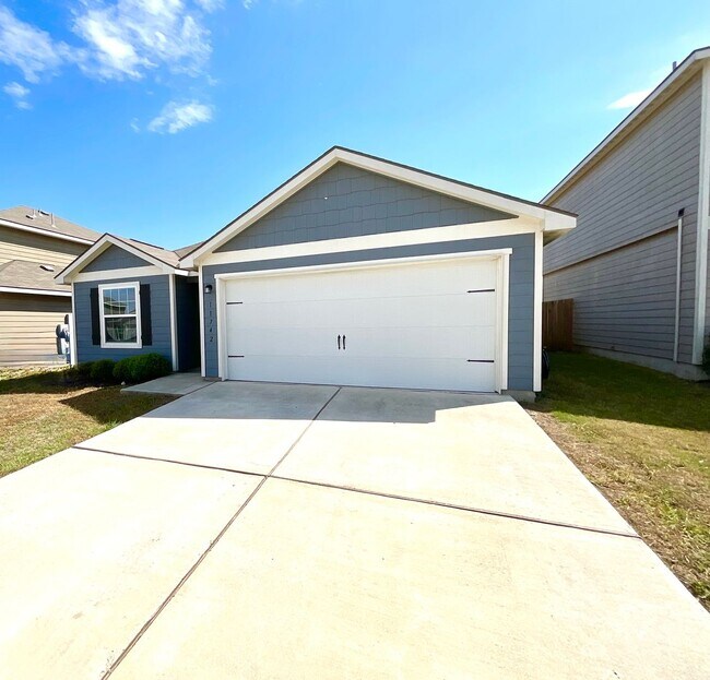 Foto del edificio - *MOVE IN SPECIAL* Move-In Ready 3BR/2BA with Fenced Yard & Garage!