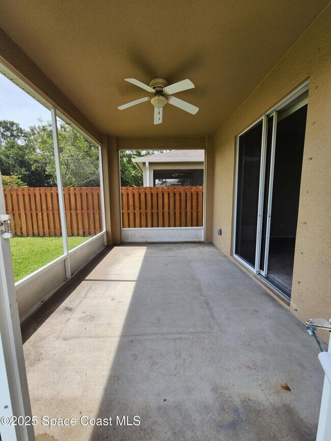 Building Photo - 2078 Maeve Cir