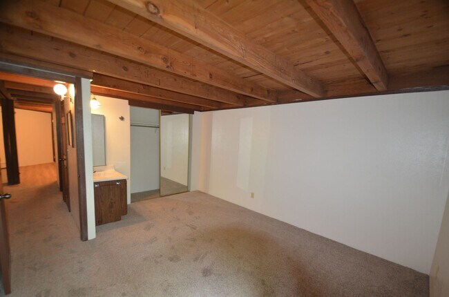 Building Photo - Treehouse condo!  Utilities included! New ...