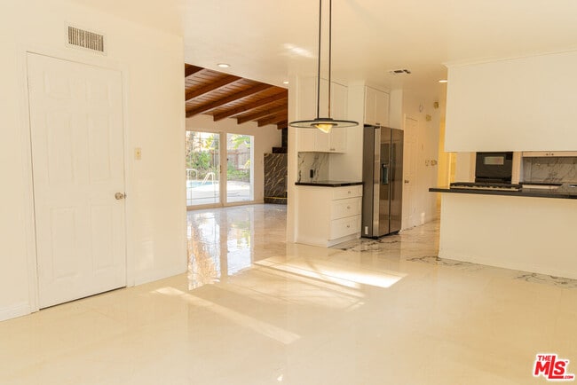 Foto del edificio - 5604 Valley Circle Blvd