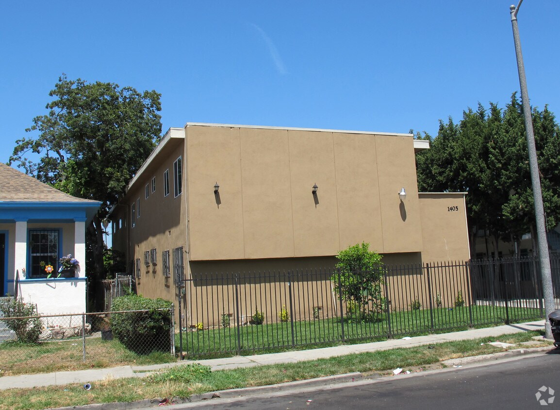 Building Photo - 1405 S Catalina St