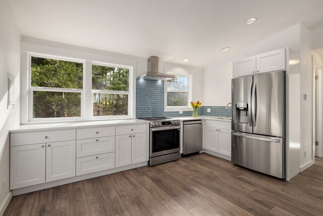 Beautiful light in the open dining/kitchen area. - 1574 NE Park View Dr