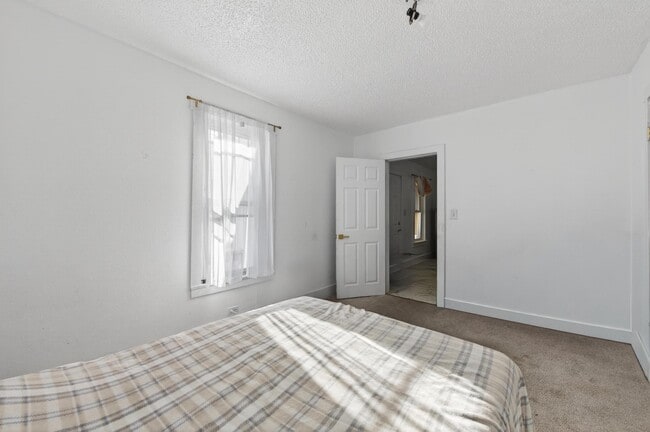 Photo - 307 E Oak St House