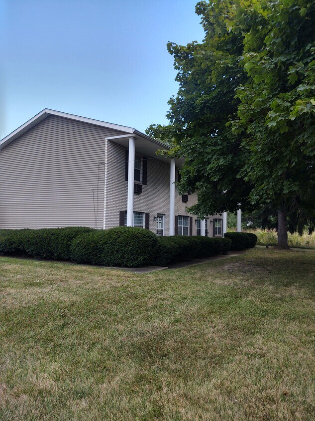 Foto principal - 10576 Market Ave N
