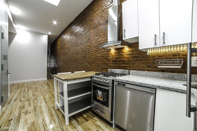 Building Photo - 245 Kingsland Ave