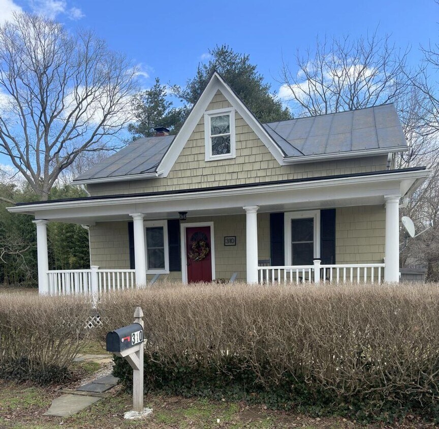 Primary Photo - Charming 4 Bed 2 Bath Cape Cod For Rent In...