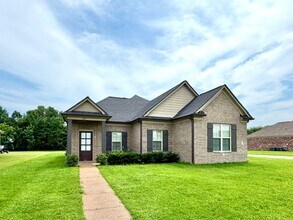 Building Photo - 305 Azalea Dr