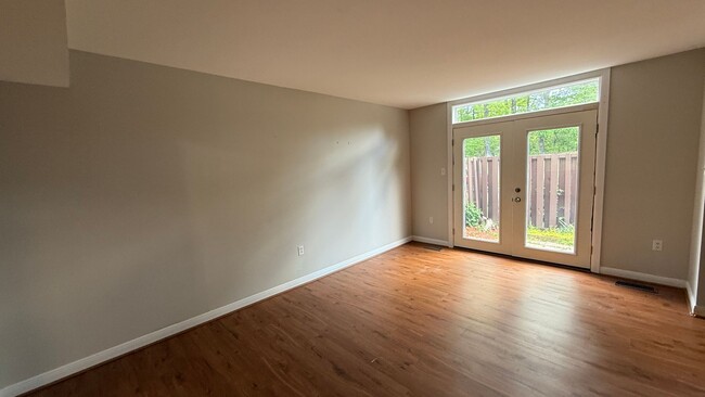 Building Photo - Lake Ridge Townhome