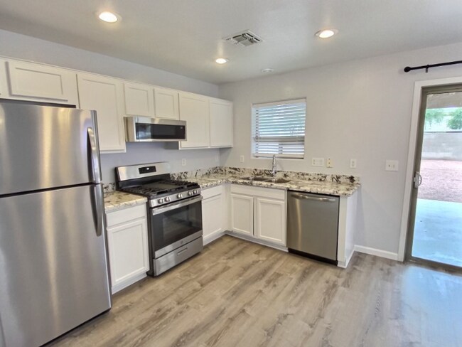 Building Photo - 41925 W Sunland Dr