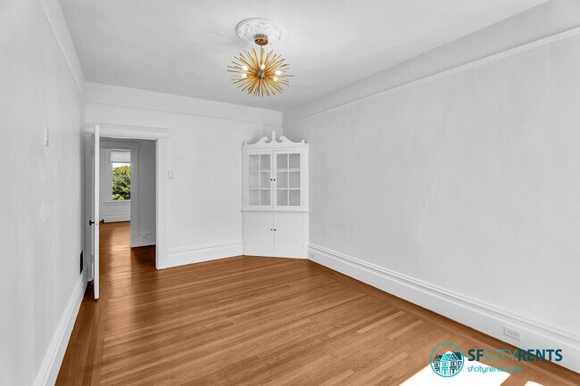 Foto del edificio - Castro/Eureka Valley: Top Floor Flat w/ in-unit W/D & Shared Yard