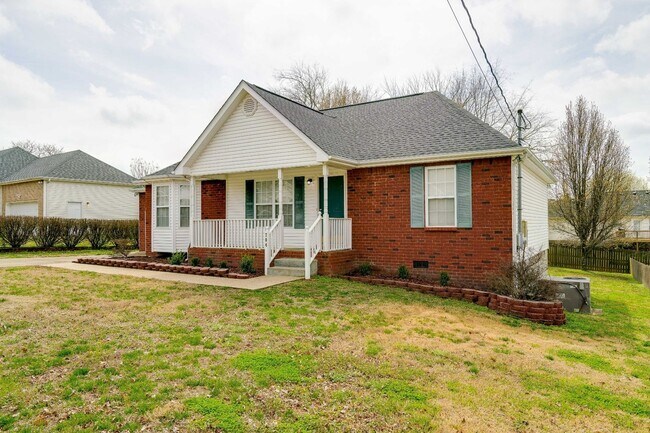 Building Photo - 3 Bedroom 2 Bathroom Home w/ Garage on One...