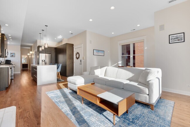 Building Photo - 1136 W Fullerton Ave