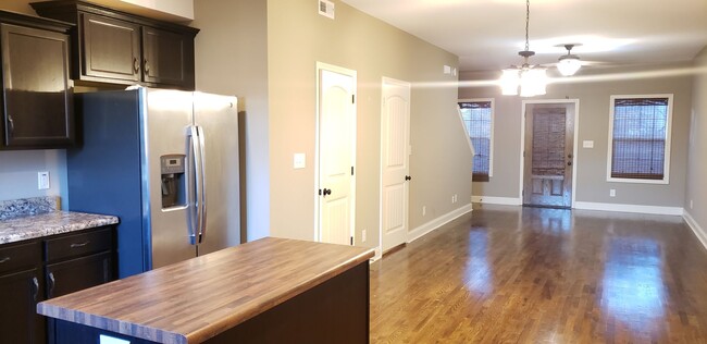 Building Photo - Luxury Townhouse! 2 Bed/2.5 Bath, 1 Car ga...