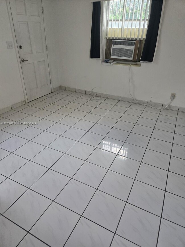 Building Photo - 1708 Plunkett St