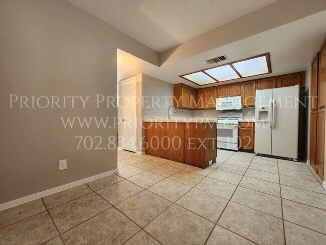 Building Photo - 2052 Waverly Cir