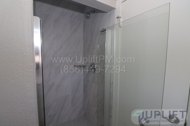 Foto del edificio - 2 bed 2 bath Remodeled Duplex