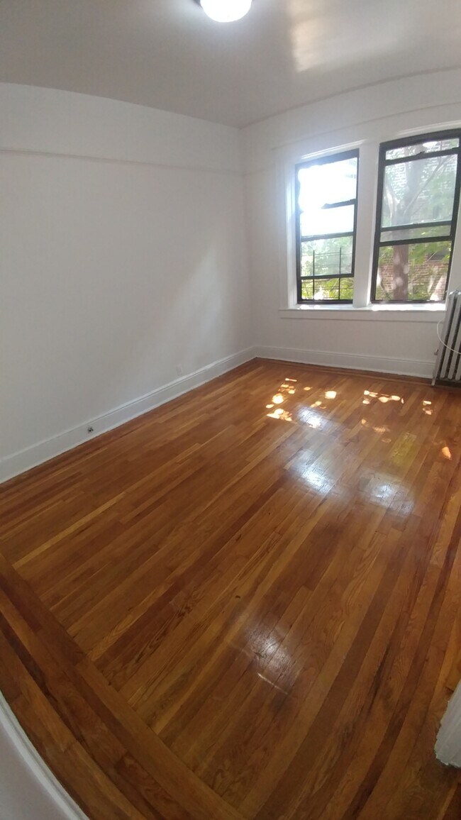 Foto del edificio - 86-05 Forest Parkway