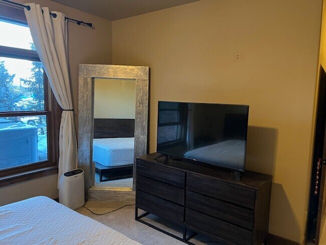Foto del edificio - Unfurnished 2 bedroom in Frisco. Walk to Main Street! Garage and private Hot tub!