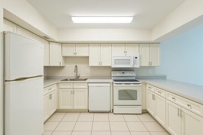 Building Photo - 646 SW 20th Ct