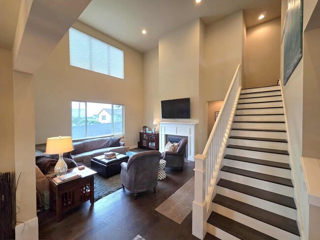 Building Photo - Large 3 bedroom, 3 bath newer build in sou...