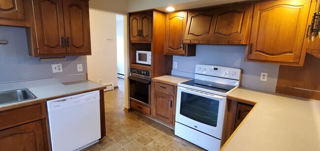 Foto del edificio - LARGE HOME WITH BEAUTIFUL VIEWS OF BOTH GRAND TRAVERSE BAYS