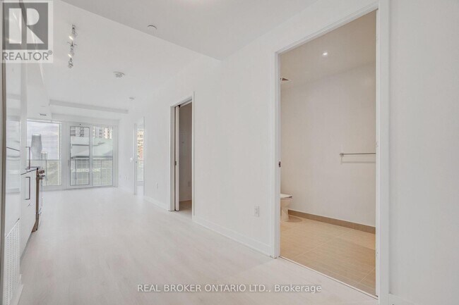 Photo du bâtiment - 3900 Confederation Pkwy