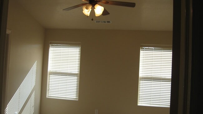 Building Photo - Spacious 3 Bedroom House