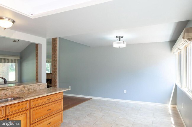 Building Photo - 6903 Vantage Dr