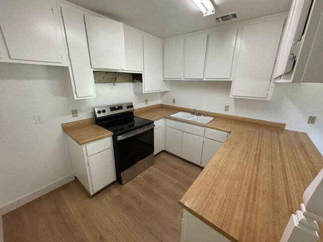 Building Photo - 3 bedroom 2 bathroom | House in Tahoe Park