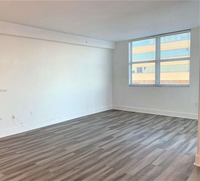 Building Photo - 3180 SW 22nd Ter