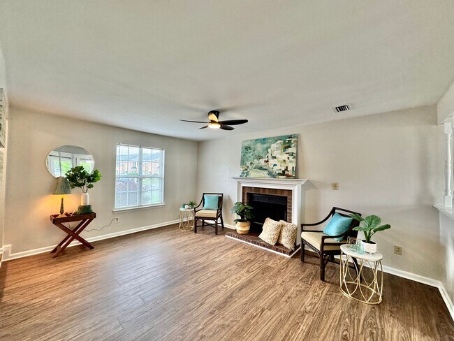 Building Photo - Completely Updated & Ready NOW! New Floori...