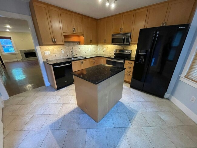 Building Photo - 877 Lenox Oaks Cir NE