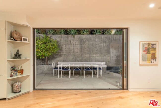 Foto del edificio - 8465 Franklin Ave