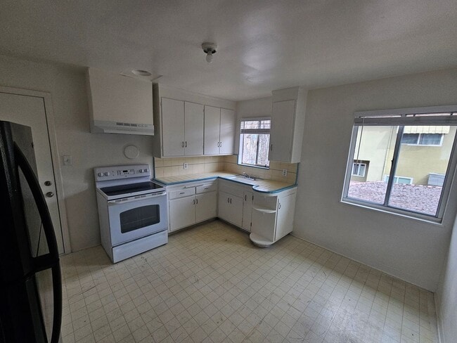 Building Photo - Cozy 2-Bed Oakland Apartment: San Leandro ...