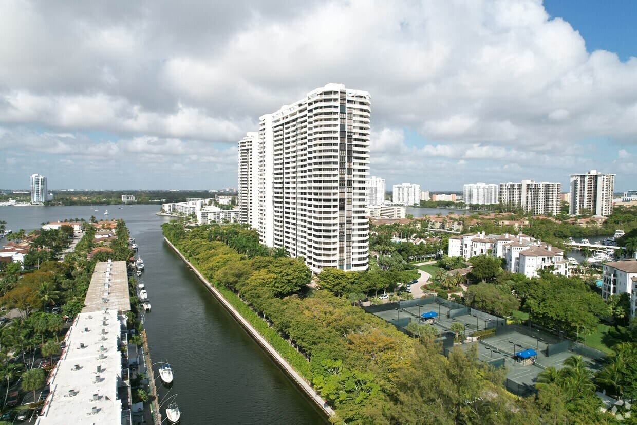 Foto del edificio - 2000 Island Blvd