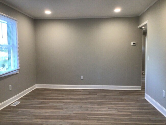 Foto del edificio - MOVE-IN READY!