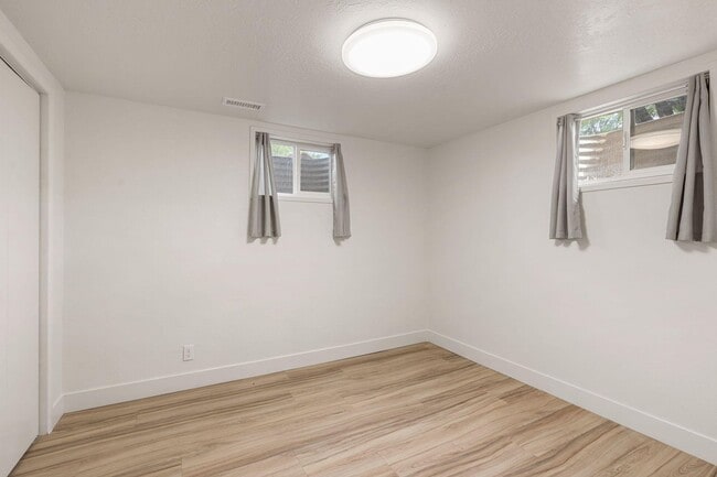 Building Photo - Basement Apartment Near SUU and Cedar High School