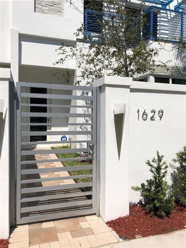 Foto del edificio - 1629 NE 9th St