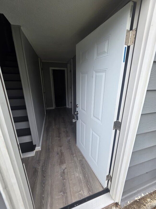 Building Photo - Beautiful 4 bedrooms and 1 bath home located on NE 38th St in Kansas City, MO