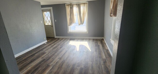 Building Photo - 814 9th Ave SW