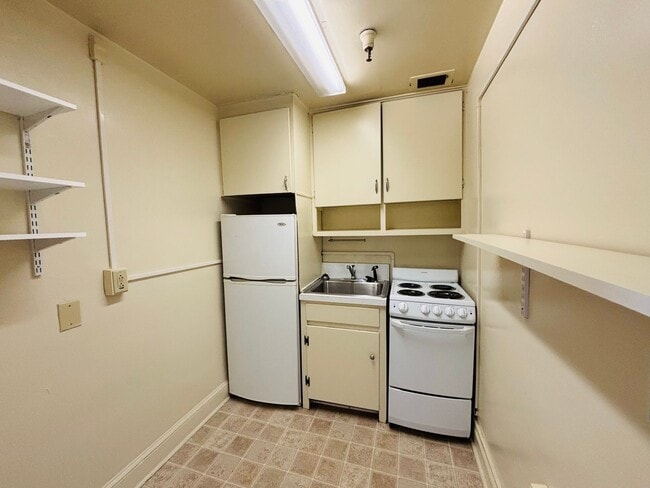 Building Photo - 1 Bedroom, 1 Bath Apartment