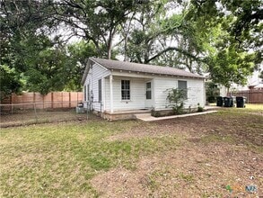 Building Photo - 724 W San Antonio St