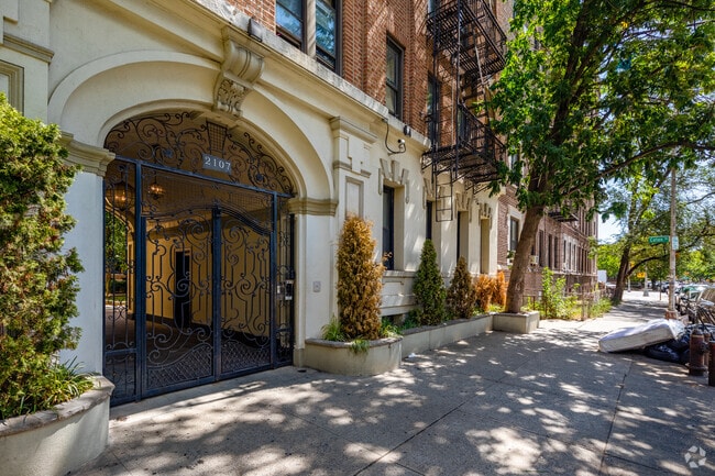 Building Photo - 2107 Bedford Ave