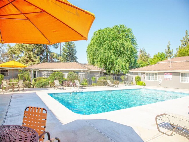 Mesas para comer junto a la piscina - Courtyard at Central Park Apartments