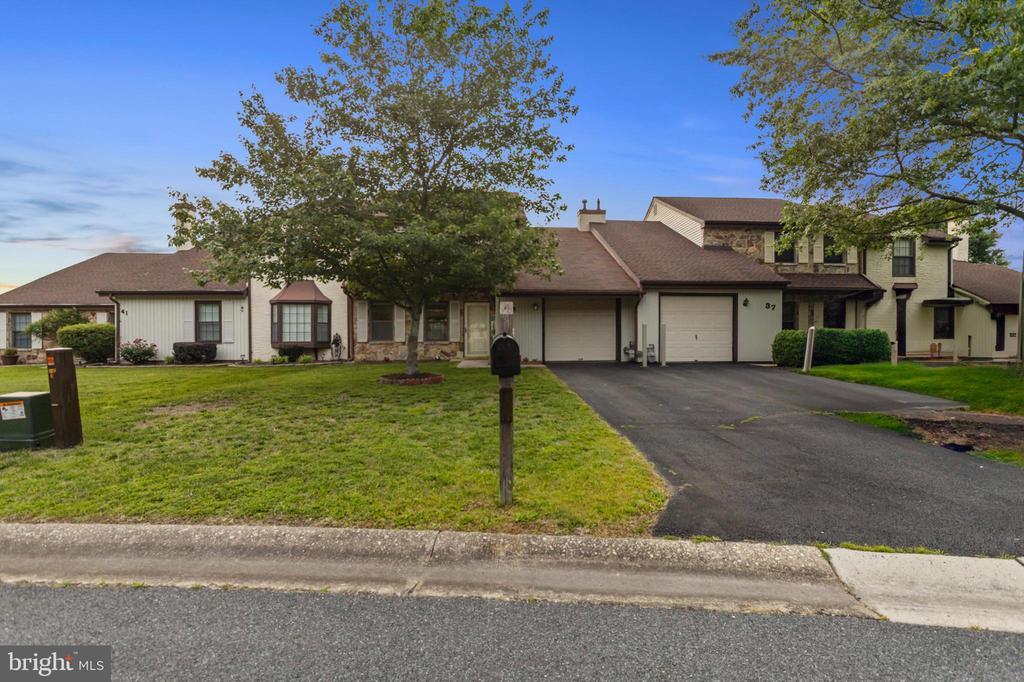 Primary Photo - 39 N Turnberry Dr