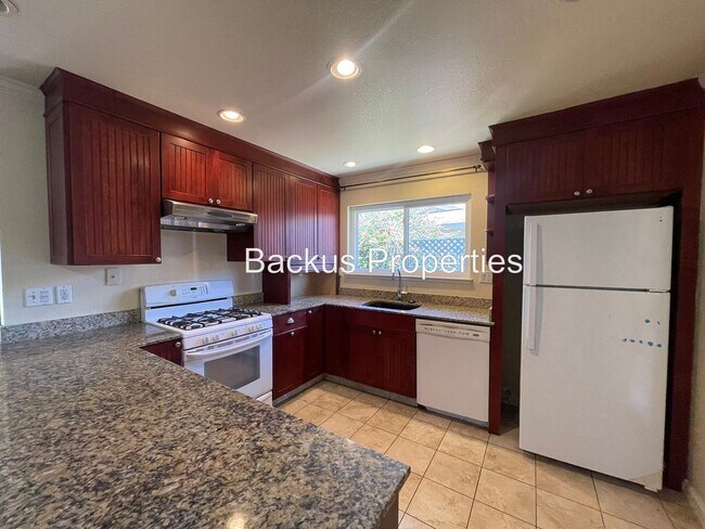 Foto del edificio - Remodeled three bedroom home near Marina B...