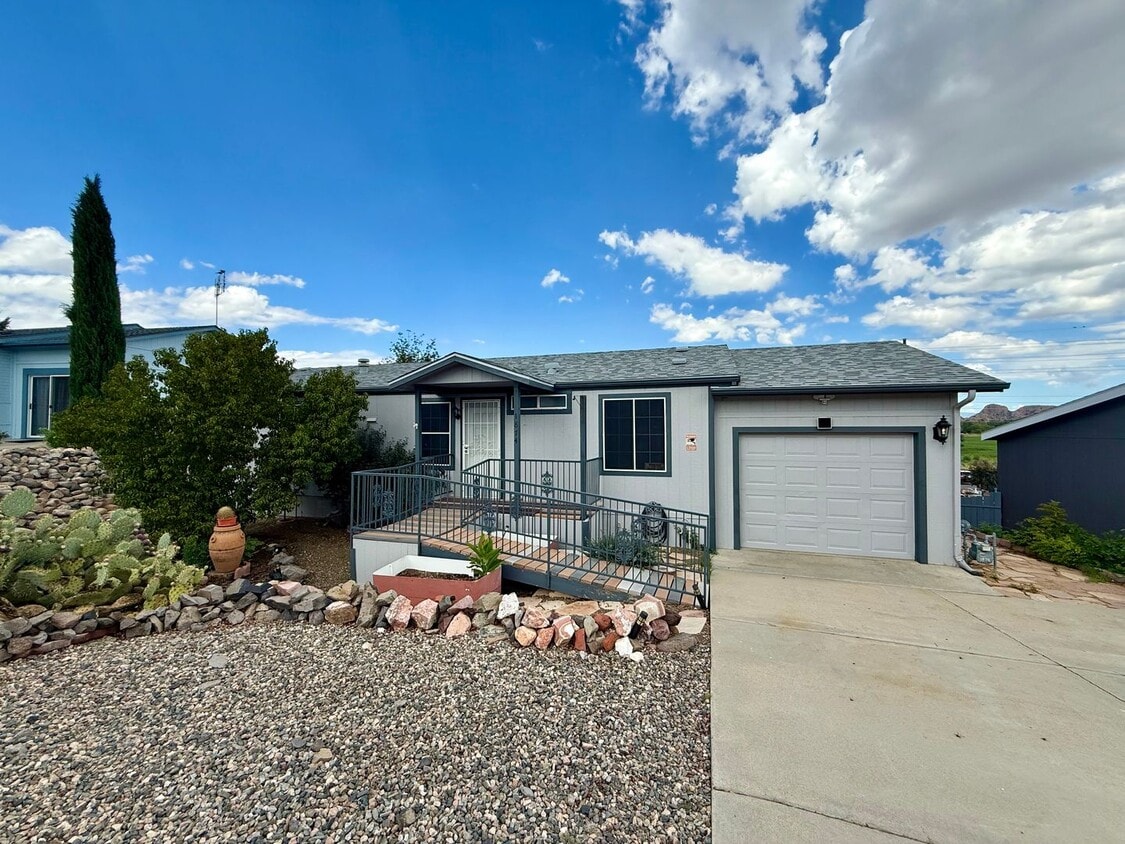 Primary Photo - Charming 2-Bedroom Home with Office & Lake...
